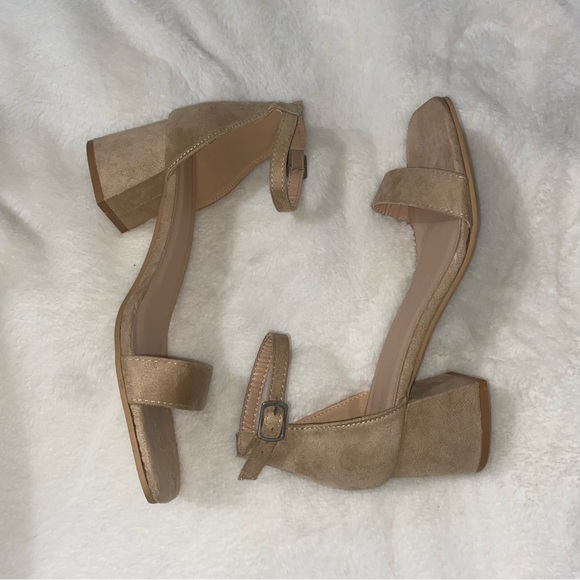 Tan suede heels - Picture 3 of 7